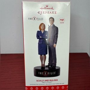 Hallmark Keepsake X-Files Scully & Mulder Christmas Ornament, Magic Sound 2017.